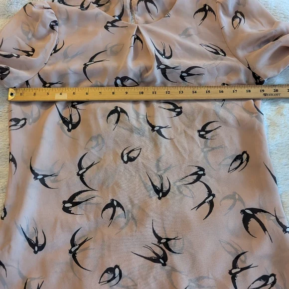 Gorgeous blush pink banana republic blouse with black and white swallows (birds) - Picture 7 of 7